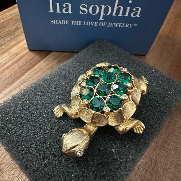 LIA (Vintage Lia Sophia) Turtle Pin w/Green and Clear Gems. Gold Tone - Picture 2 of 5